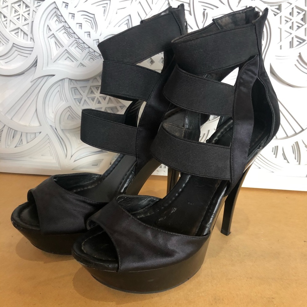 Jessica Simpson black strappy platform heels 🖤
